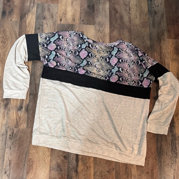 Snake Print Colorblock Long Sleeve Pullover – Soft Stretch Casual Top – NWOT (L) - Picture 3 of 7